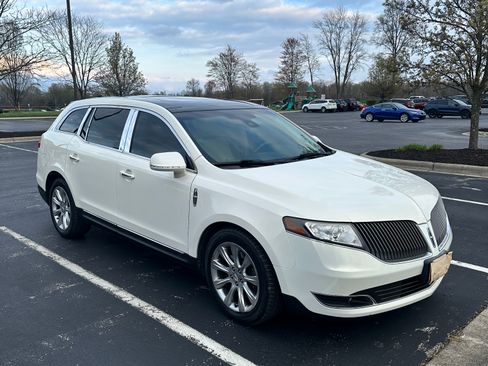 Used 2013 Lincoln MKT AWD image 2