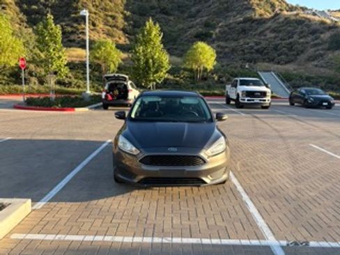 Used 2017 Ford Focus SE FWD image 2