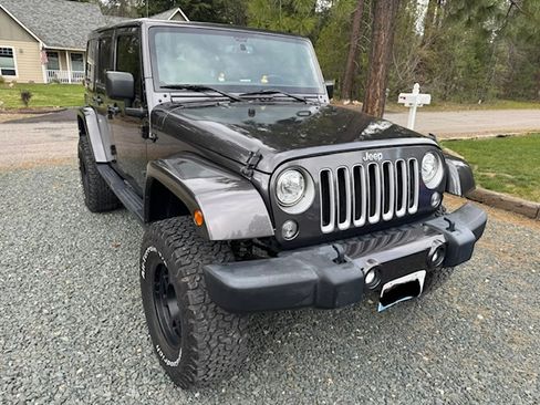 Used 2017 Jeep Wrangler Unlimited Sahara w/ Max Tow Package AWD/4WD image 8