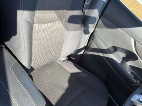 Used 2018 Nissan Rogue SV image 15