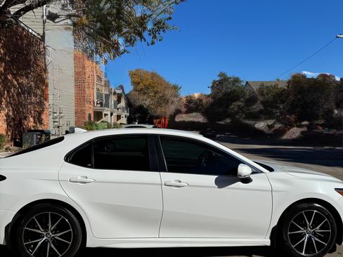 Used 2023 Toyota Camry SE image 4