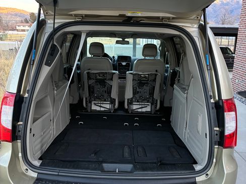 Used 2011 Chrysler Town & Country Touring-L image 30