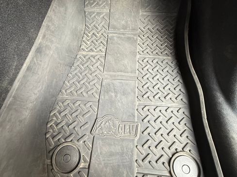 Used 2015 Jeep Wrangler Unlimited Rubicon w/ Connectivity Group image 25