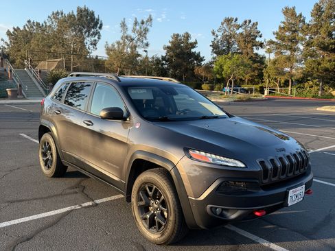 Used 2015 Jeep Cherokee Trailhawk w/ Comfort/Convenience Group AWD/4WD image 9