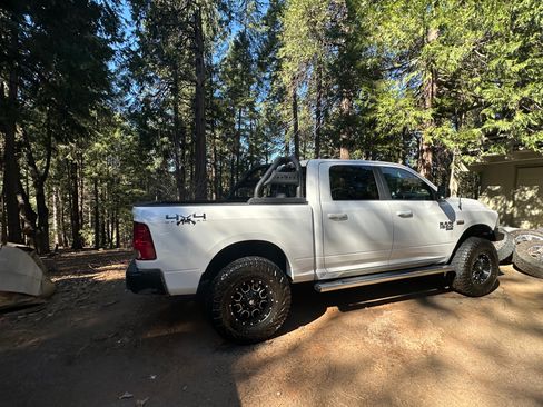 Used 2020 RAM 1500 Classic SLT w/ Luxury Group image 4