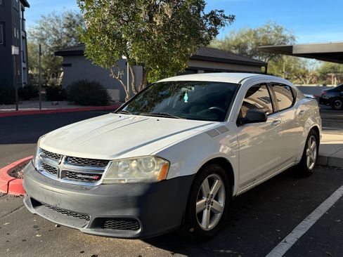 Used 2013 Dodge Avenger SE image 1