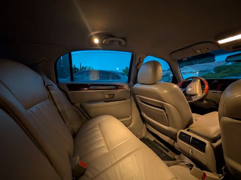 Used 2003 Lincoln Town Car Signature image 6