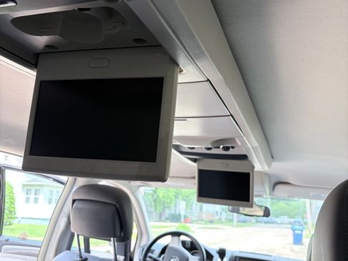 Used 2010 Volkswagen Routan SE FWD image 13