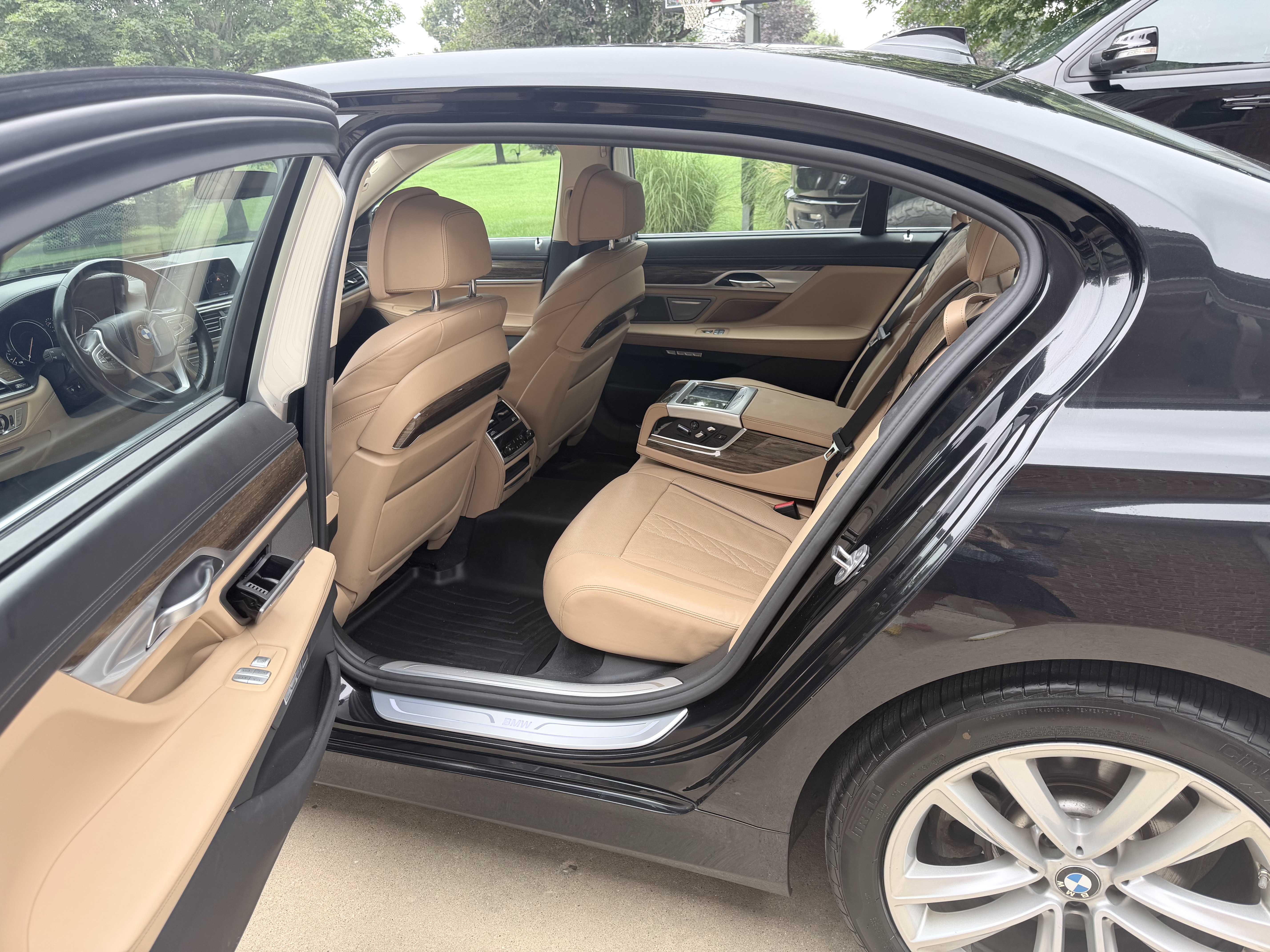 Used 2017 BMW 750i xDrive AWD/4WD image 8