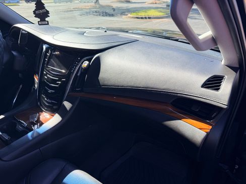 Used 2015 Cadillac Escalade Luxury image 9