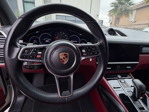 Used 2023 Porsche Cayenne Platinum Edition image 16