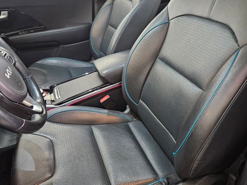 Used 2022 Kia Niro EX Premium w/ Cold Weather Package image 9