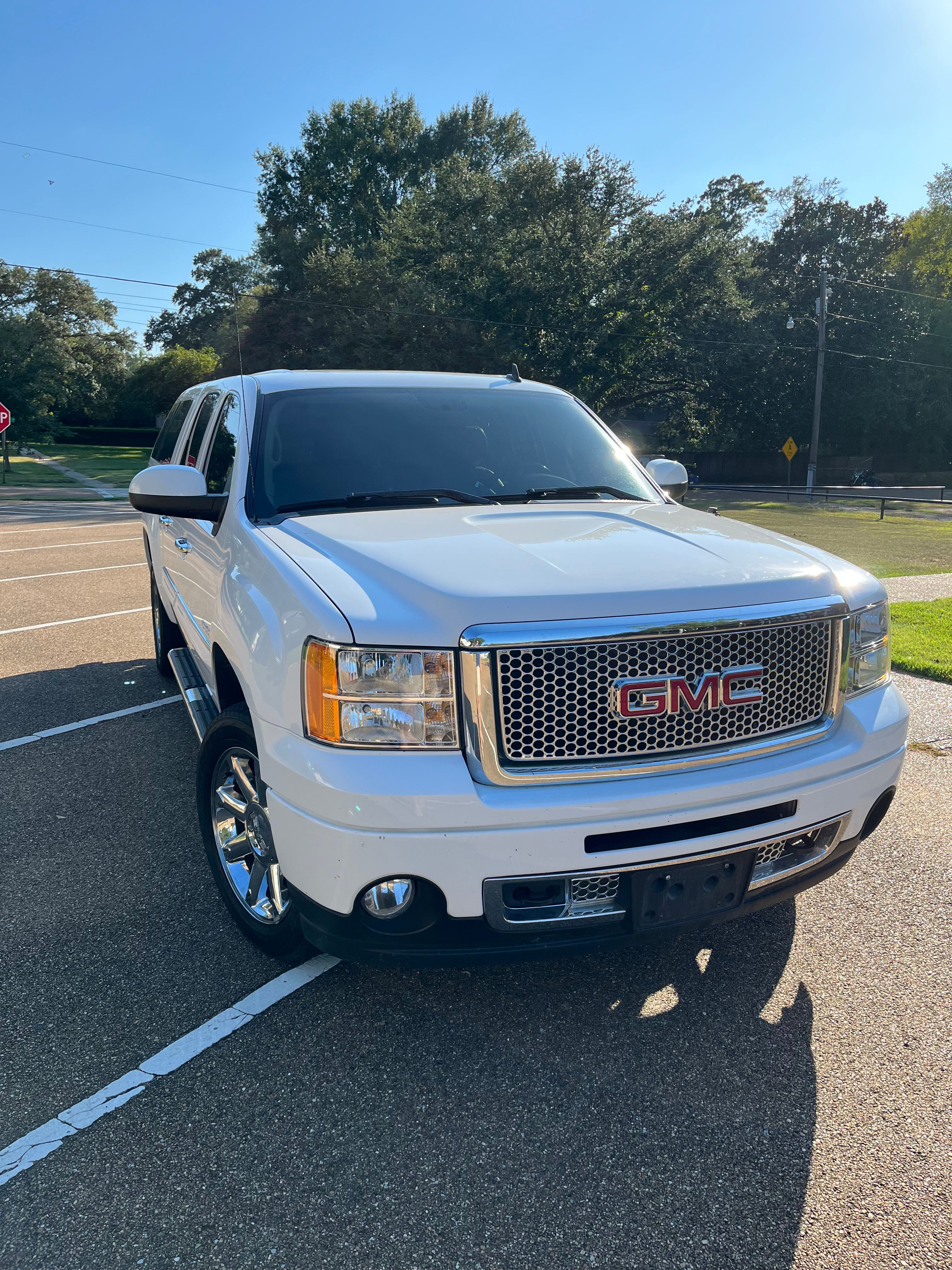 Used 2011 GMC Sierra 1500 Denali AWD/4WD image 6