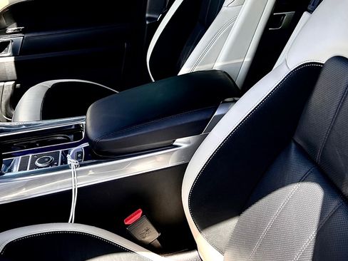 Used 2020 Land Rover Range Rover Sport HST image 18