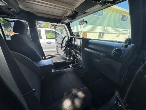 Used 2010 Jeep Wrangler Unlimited Rubicon w/ Dual Top Group AWD/4WD image 6