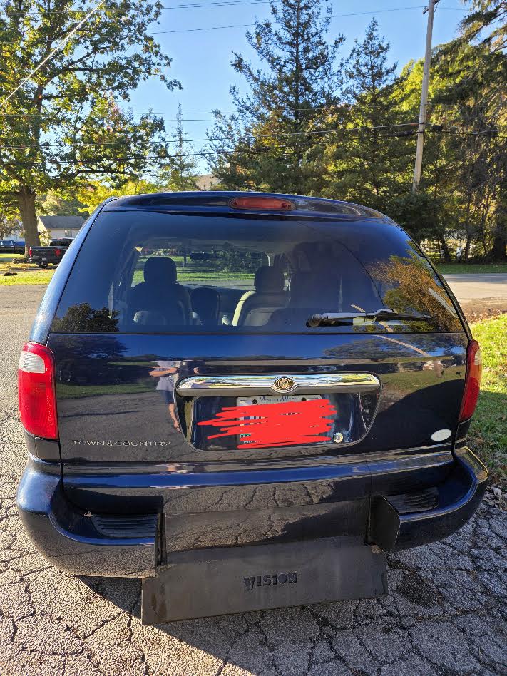 Used 2006 Chrysler Town & Country FWD image 4