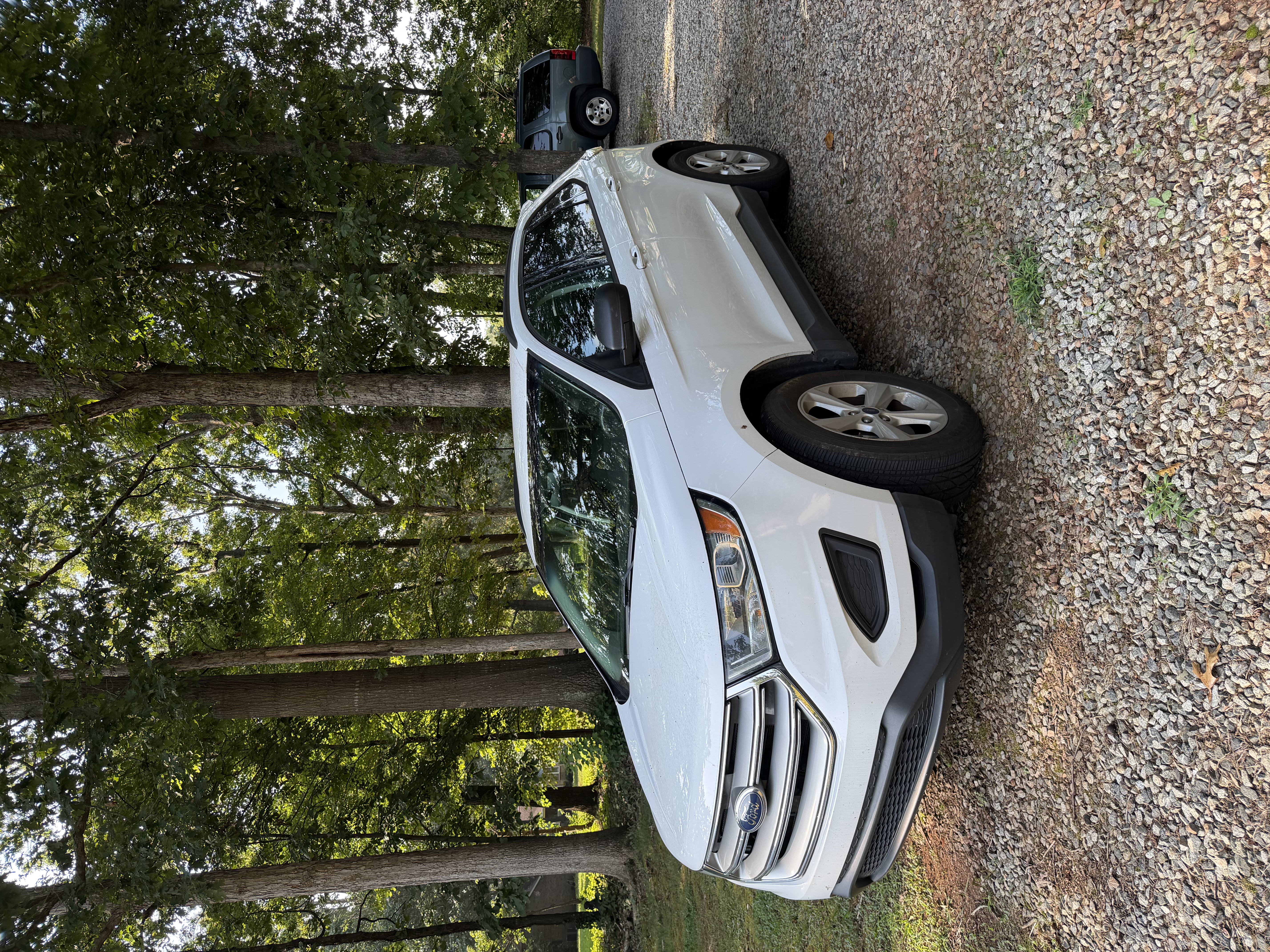 Used 2018 Ford Edge SE FWD image 2