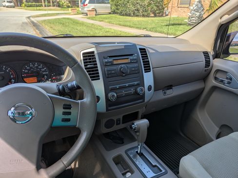 Used 2010 Nissan Frontier SE image 9