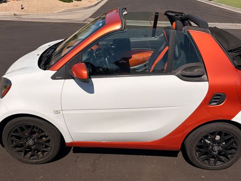 Used 2017 smart fortwo passion RWD image 1