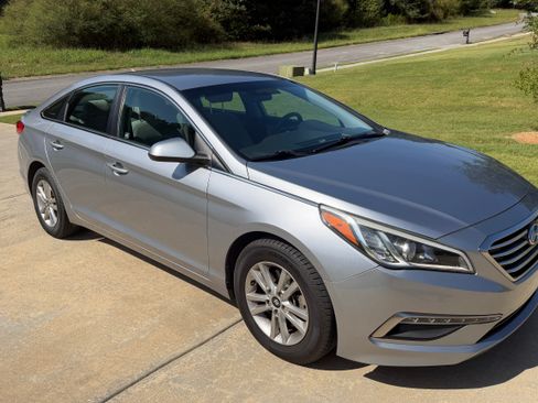 Used 2015 Hyundai Sonata SE FWD image 2