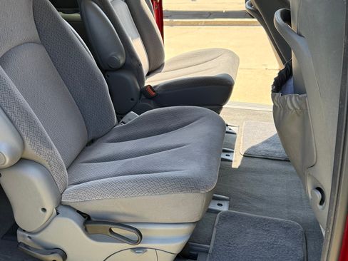 Used 2006 Dodge Caravan SXT w/ Popular Equipment Group I FWD image 9