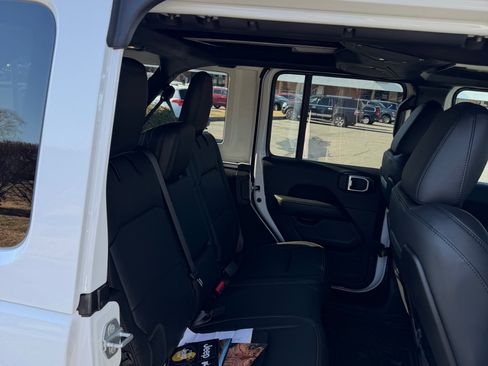 Used 2025 Jeep Wrangler Unlimited Sahara image 21