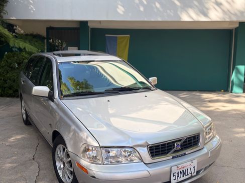 Used 2003 Volvo V40 Wagon 4D image 4