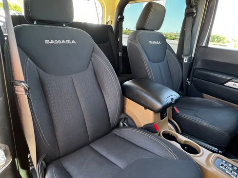 Used 2016 Jeep Wrangler Sahara w/ Connectivity Group AWD/4WD image 30