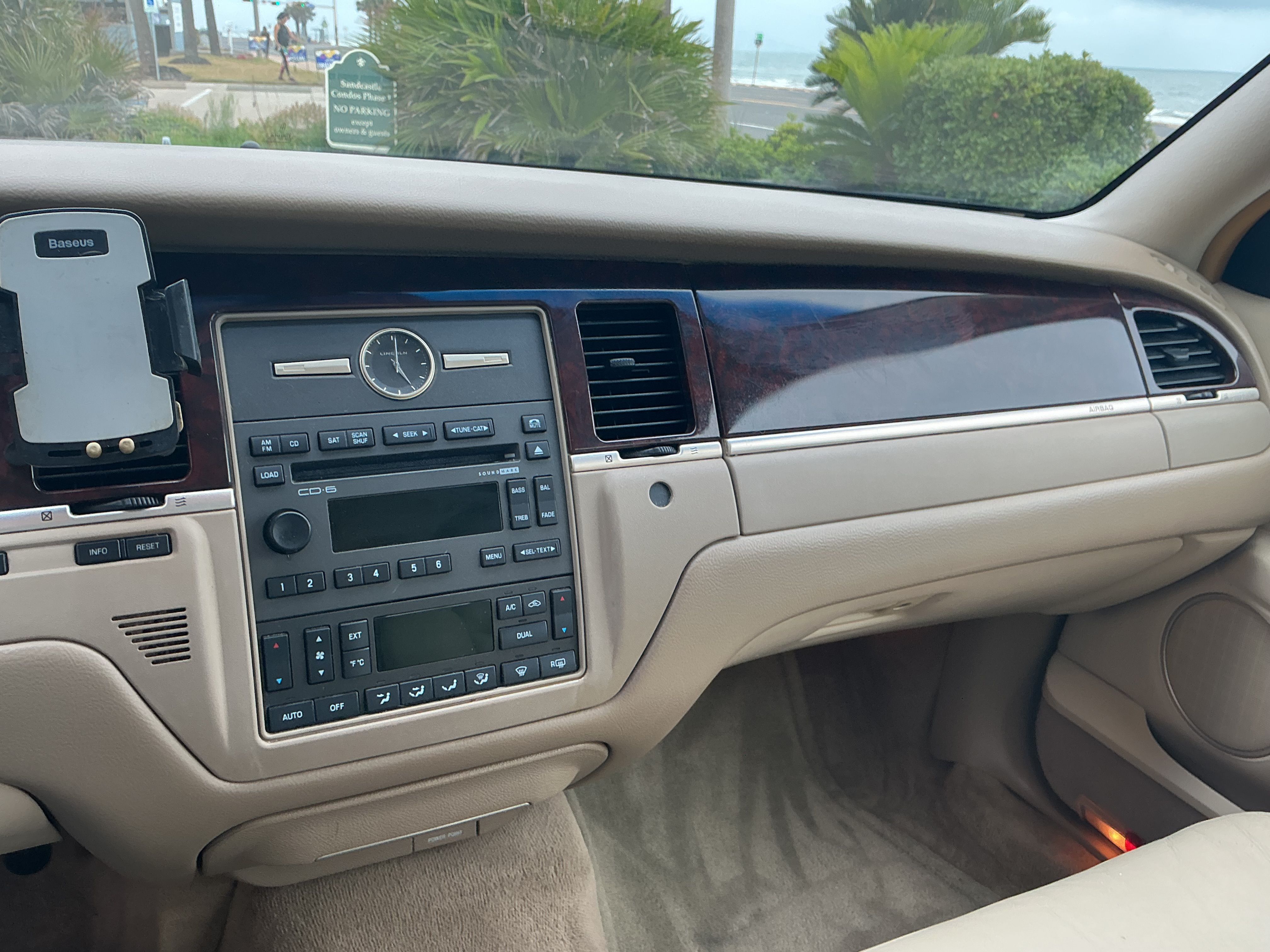 Used 2009 Lincoln Town Car Signature Limited RWD image 9