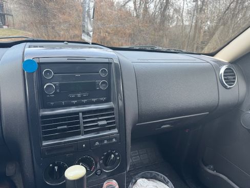 Used 2010 Ford Explorer Sport Trac XLT image 9