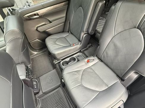 Used 2023 Toyota Highlander Platinum image 14
