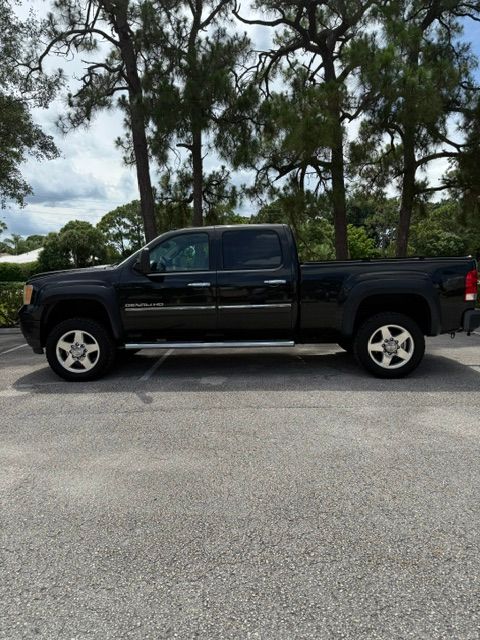 Used 2013 GMC Sierra 2500 Denali w/ Suspension Package, Off-Road AWD/4WD image 8