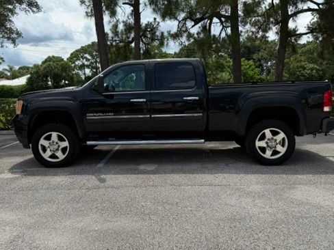 Used 2013 GMC Sierra 2500 Denali w/ Suspension Package, Off-Road AWD/4WD image 8