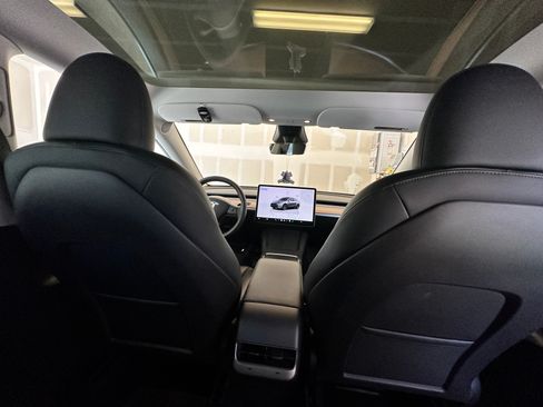 Used 2025 Tesla Model Y Long Range RWD image 16