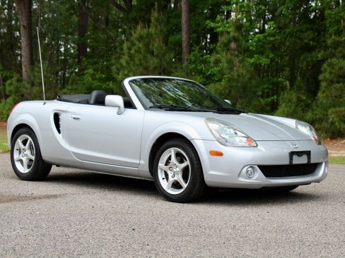 Used 2003 Toyota MR2 RWD image 2