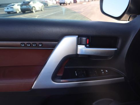 Used 2016 Toyota Land Cruiser image 20