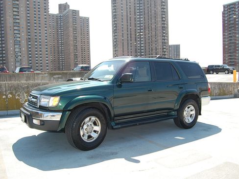 Used 2000 Toyota 4Runner SR5 AWD/4WD image 10