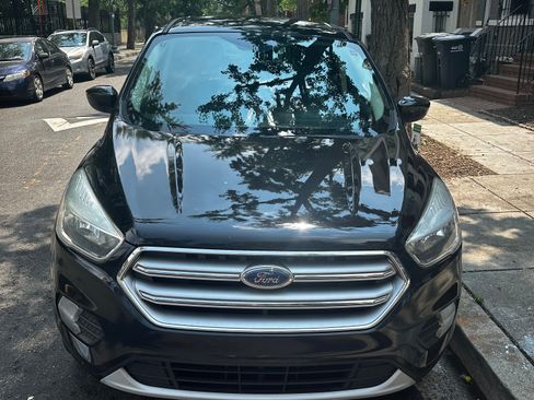 Used 2017 Ford Escape SE w/ SE Cold Weather Package AWD/4WD image 4