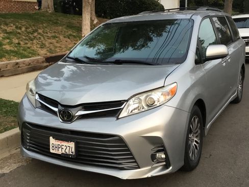 Used 2019 Toyota Sienna XLE image 2