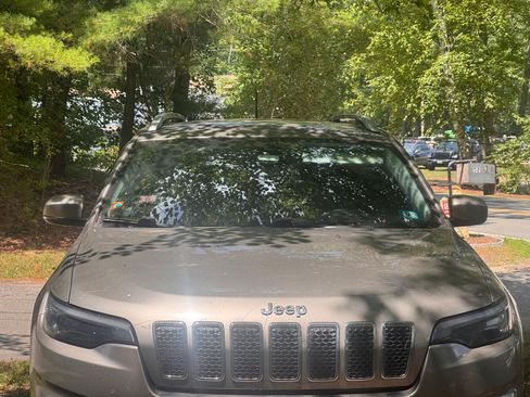 Used 2019 Jeep Cherokee Latitude Plus w/ Cold Weather Group AWD/4WD image 9