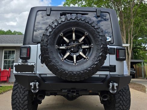 Used 2015 Jeep Wrangler Unlimited Sahara w/ Connectivity Group image 4