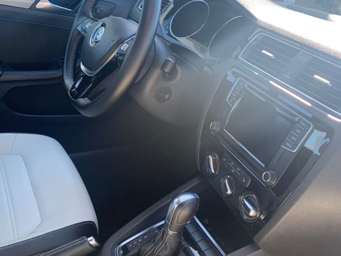 Used 2016 Volkswagen Jetta Sport image 8