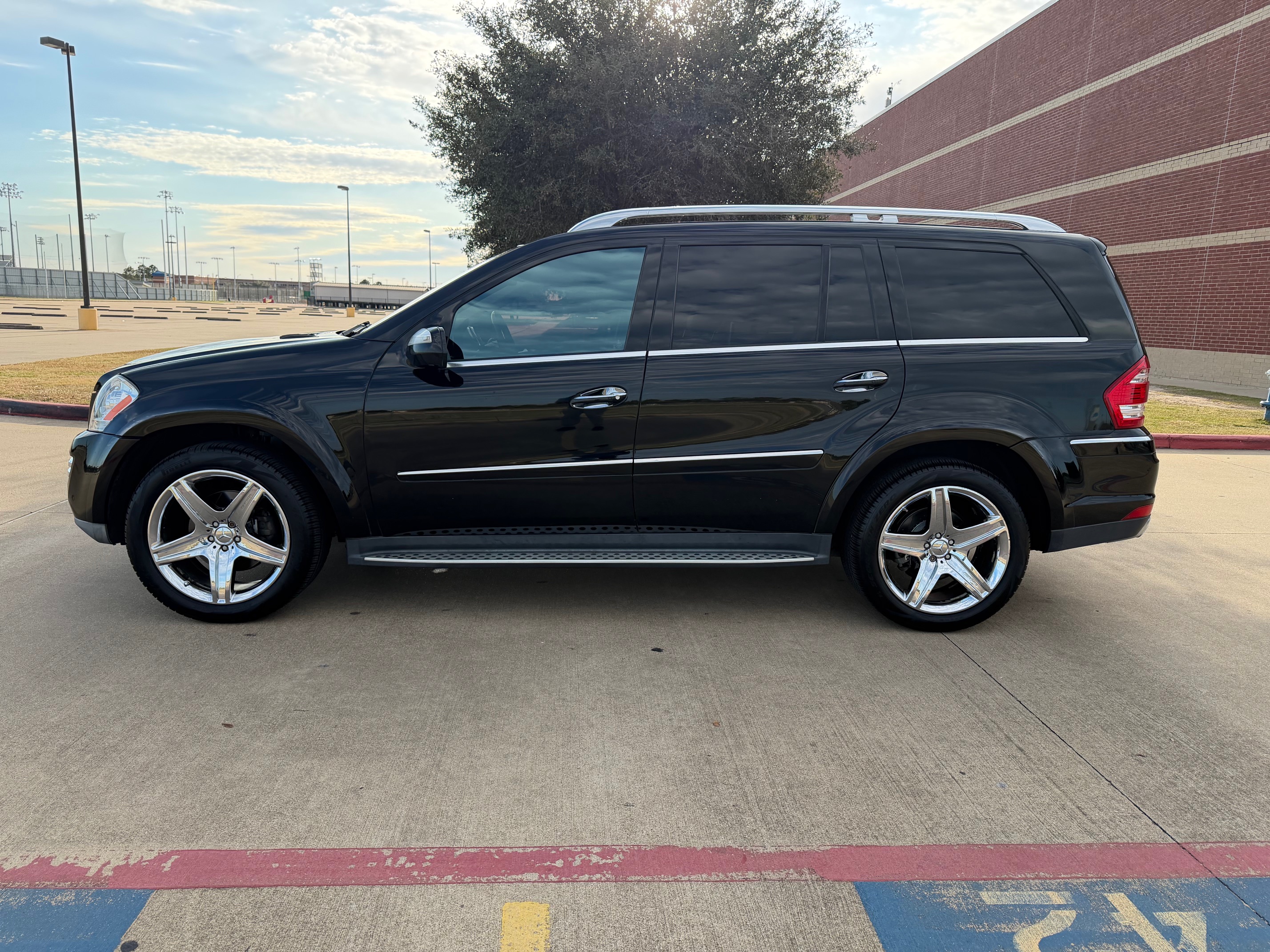 Used 2010 Mercedes-Benz GL 550 4MATIC image 9