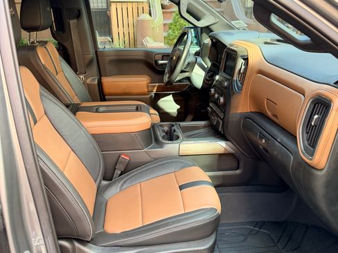 Used 2021 Chevrolet Silverado 1500 High Country w/ Technology Package image 11