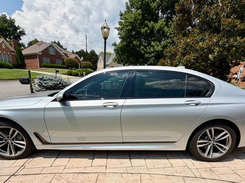 Used 2019 BMW 750i xDrive w/ Executive Package AWD/4WD image 4