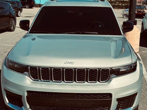 Used 2024 Jeep Grand Cherokee L Laredo w/ Luxury Tech Group I AWD/4WD image 8