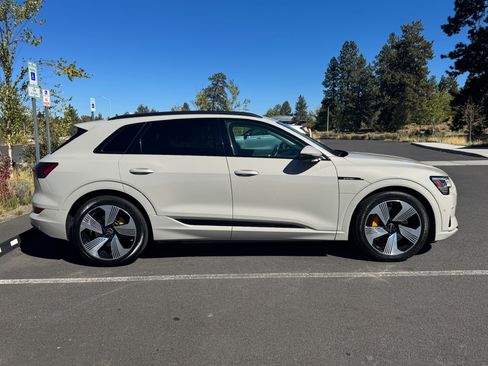 Used 2022 Audi e-tron Premium Plus image 4