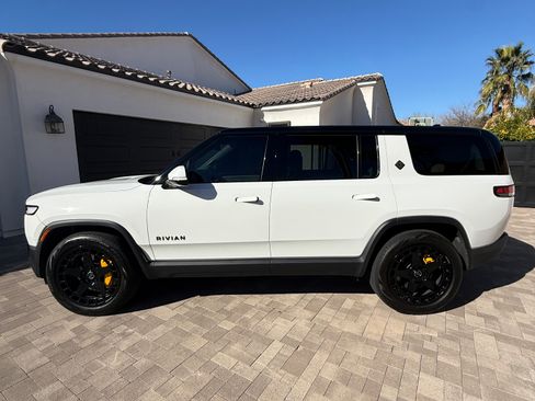 Used 2023 Rivian R1S Adventure image 1