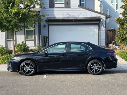 Used 2022 Toyota Camry SE w/ Convenience Package FWD image 2