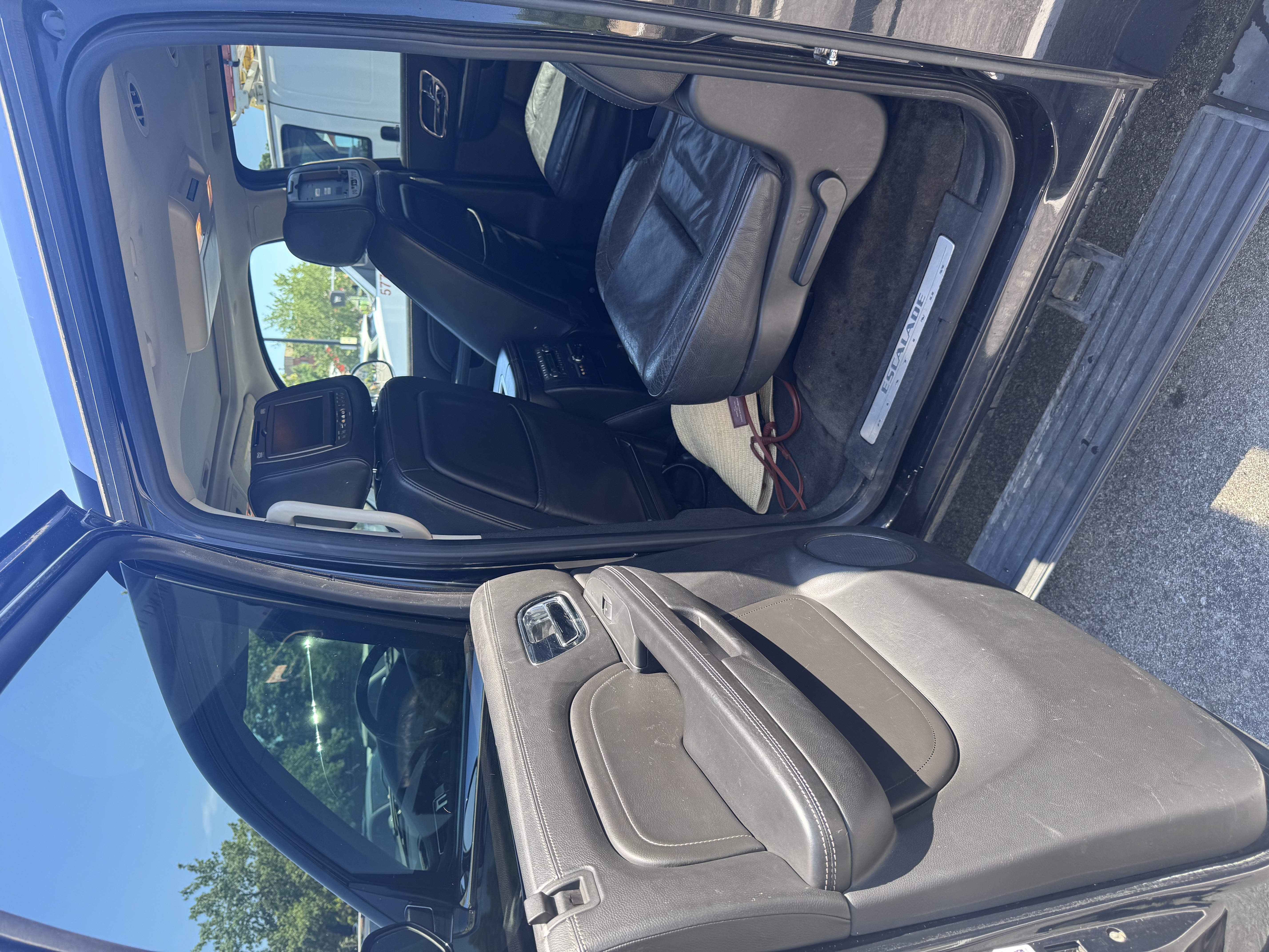 Used 2012 Cadillac Escalade ESV Platinum AWD/4WD image 10